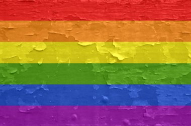 Eski soyulmuş ahşap yüzeyde LGBT bayrağı. 