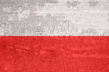 Eski boyanmış yırtık ahşap yüzeyüzerinde Polonya bayrağı. 