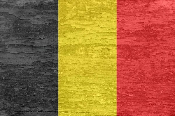 Flaga Belgii na starej pomalowanej drewnianej powierzchni. — Zdjęcie stockowe