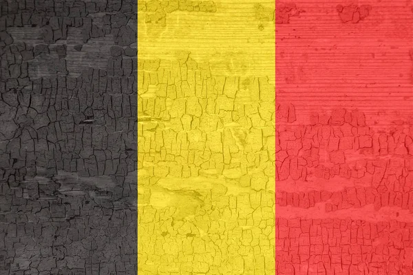 Drapeau de Belgique sur une vieille surface en bois déchiqueté peint . — Photo