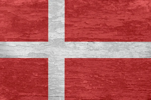 Eski boyalı ahşap yüzeyüzerinde Danimarka bayrağı. — Stok fotoğraf
