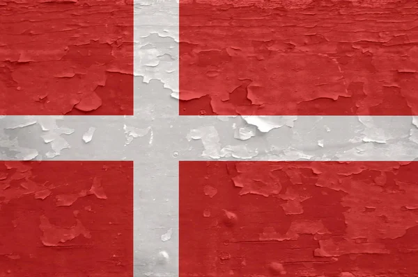 Danimarca bandiera su vecchia superficie di legno sbucciato . — Foto Stock