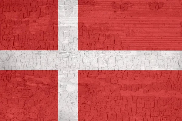Bandera de Dinamarca sobre una antigua superficie de madera deshilachada pintada . —  Fotos de Stock
