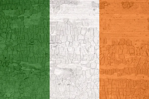 Drapeau de l'Irlande sur une vieille surface en bois déchiqueté peint . — Photo