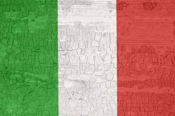 Drapeau d'Italie sur une vieille surface en bois déchiqueté peint . — Photo