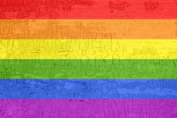 Bandera LGBT sobre una vieja superficie de madera deshilachada pintada . — Foto de Stock