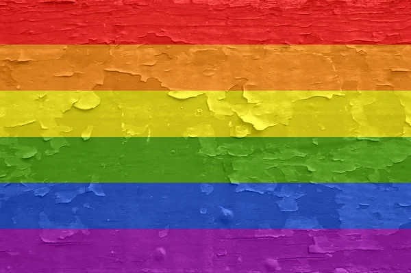 Bandera LGBT en superficie de madera pelada vieja . — Foto de Stock