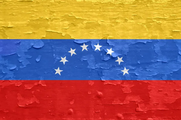 पिलिंग पेंटसह जुन्या लाकडी पृष्ठभागावर व्हेनेझुएला ध्वज . — स्टॉक फोटो, इमेज