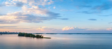 Nehrin üzerinde gün batımı. Akşam gün batımında nehir üzerinde gökyüzü ve bulutların Manzara panoramik görüntü. 
