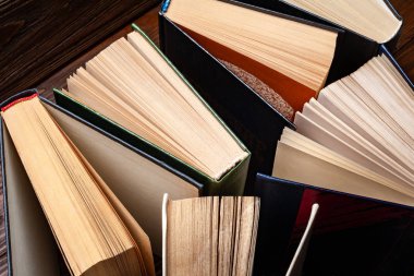 Eski kitaplar. Masaya istiflenmiş bir yığın eski kitap.. 