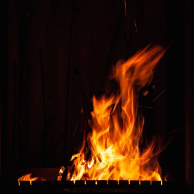 Ateş alevi. Geceleri güçlü bir ateş yanıyor. Barbeküde, şöminede ve ocakta şenlik ateşi.