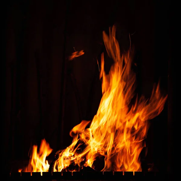 Llama ardiente de fuego por la noche. Hoguera en la barbacoa, chimenea y hogar . — Foto de Stock