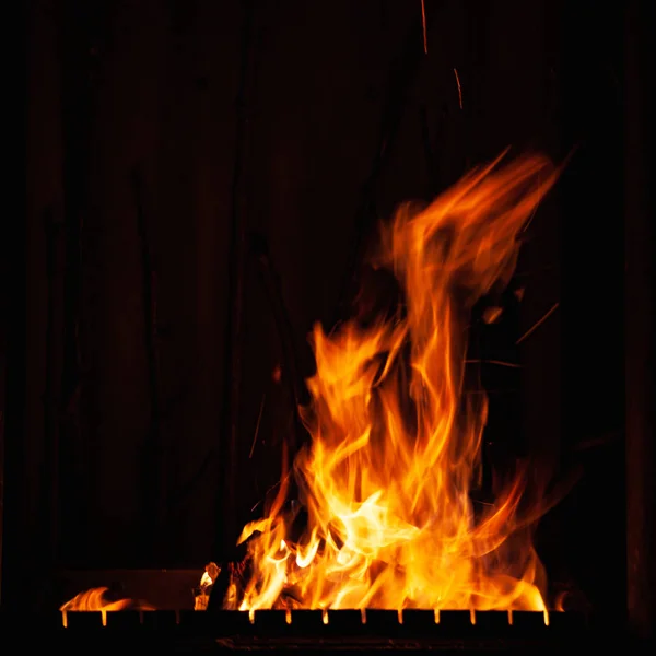 Llama de fuego. Fuerte quema de fuego por la noche. Hoguera en la barbacoa, chimenea y hogar . —  Fotos de Stock