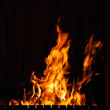 Ateşle. Geceleyin yanan ateş. Barbeküde, şöminede ve ocakta şenlik ateşi. 