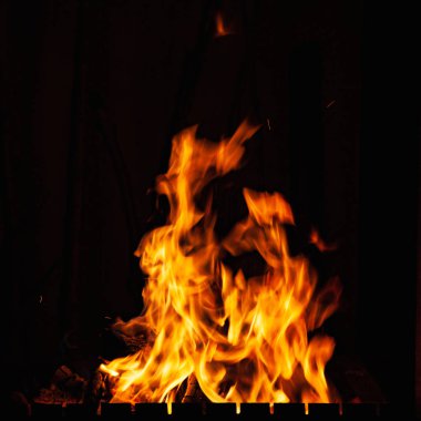 Ateş alevleri. Gece vakti yanan güzel bir ateş. Izgarada, şöminede ve ocakta bir ateş.