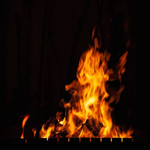 Llama de fuego. Fuego ardiendo por la noche . —  Fotos de Stock