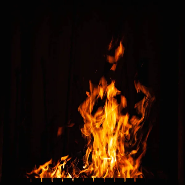 Plamen. V noci hoří oheň. Oheň v grilu, krbu a krbu. — Stock fotografie