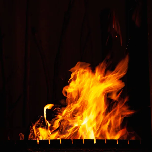 Fuego. Fuego ardiendo por la noche. Un fuego en la parrilla, chimenea y hogar . —  Fotos de Stock