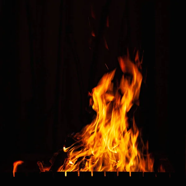 Llamas. De fuego ardiendo por la noche. Hoguera en la barbacoa, chimenea y hogar . — Foto de Stock