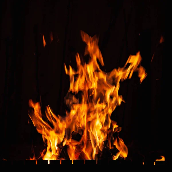 Llama de fuego. Hoguera en la barbacoa, chimenea y hogar . — Foto de Stock