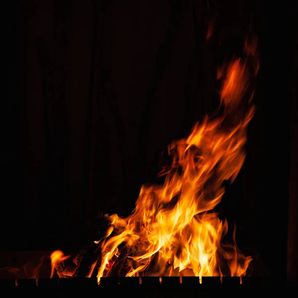 Llamas. De fuego ardiendo por la noche. Un fuego en la parrilla, chimenea y hogar . —  Fotos de Stock