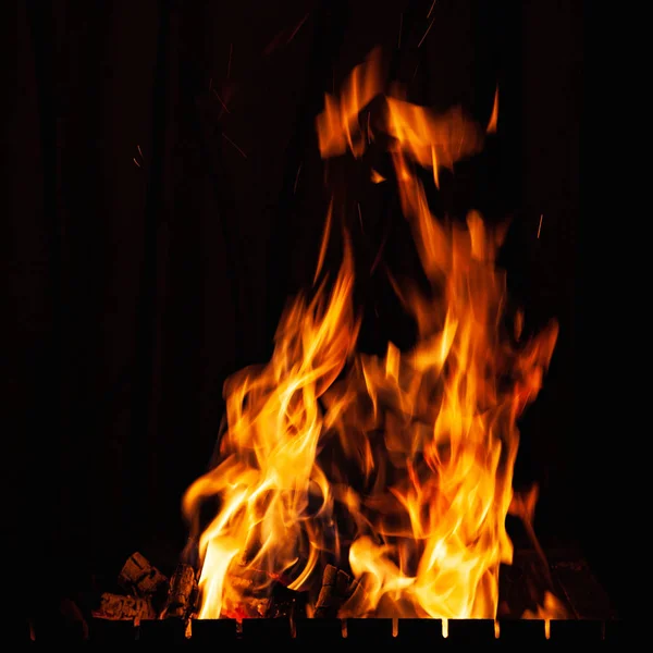 Llamas de fuego. Hermoso fuego ardiente en la noche . —  Fotos de Stock