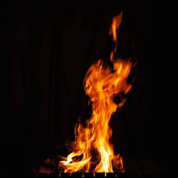 Llamas de fuego. Hermoso fuego ardiente brillante en la noche. Hoguera en la barbacoa, chimenea y hogar . —  Fotos de Stock