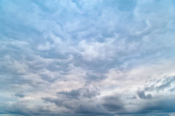Nubes oscuras. Nublado cielo lluvioso en la noche al atardecer . — Foto de Stock