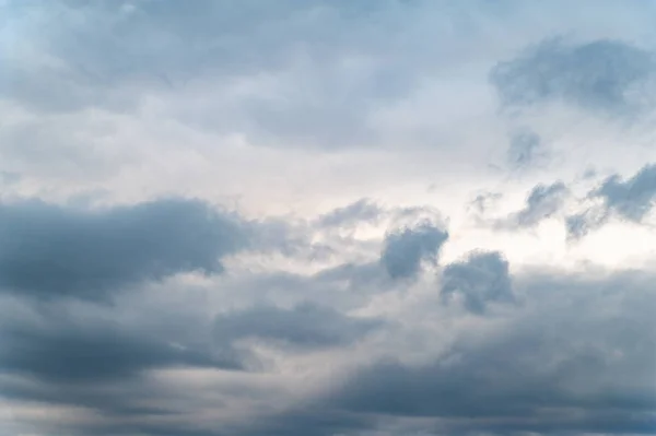 Nubes oscuras. Nublado cielo ventoso lluvioso en la noche . — Foto de Stock