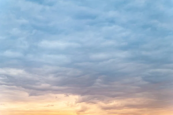 Muchas nubes oscuras. Nublado cielo ventoso lluvioso en la noche al atardecer . — Foto de Stock