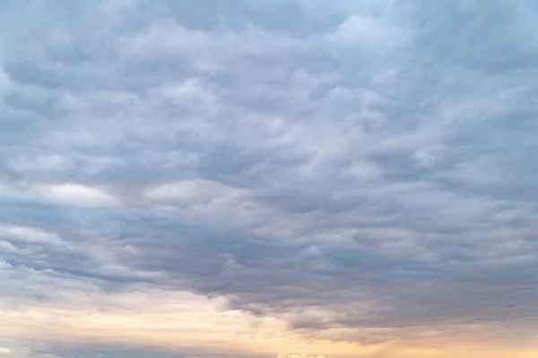 Nubes oscuras. Cielo con mucha lluvia nubes grises en la noche al atardecer . — Foto de Stock