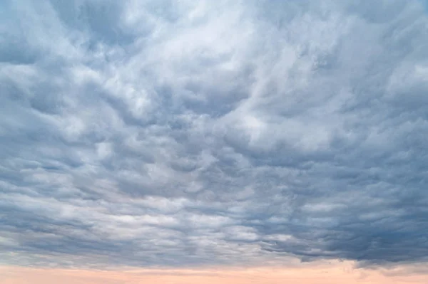 Nubes oscuras. Cielo ventoso lluvioso con nubes en la noche al atardecer . — Foto de Stock