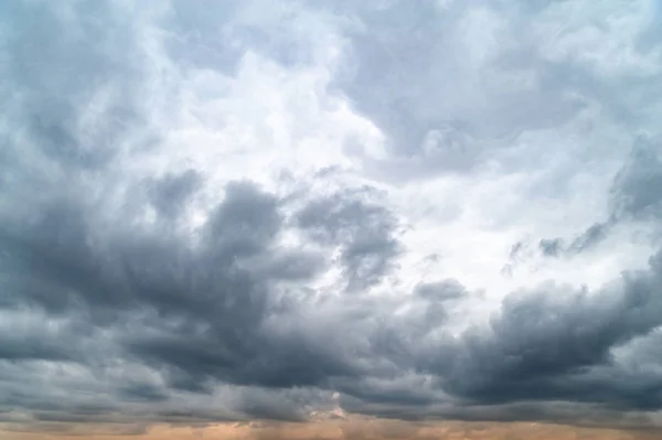 Nubes oscuras. Cielo con muchas nubes grises pesadas en la noche al atardecer . — Foto de Stock