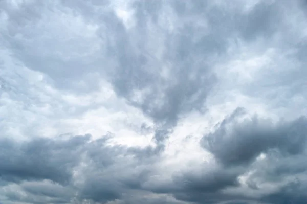 Nubes oscuras. El cielo con fuertes nubes grises de lluvia en la noche al atardecer . — Foto de Stock