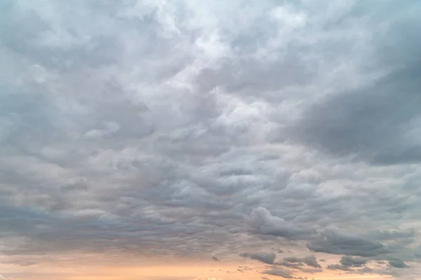 Nubes oscuras. Cielo con nubes gris plomo en la noche al atardecer . — Foto de Stock