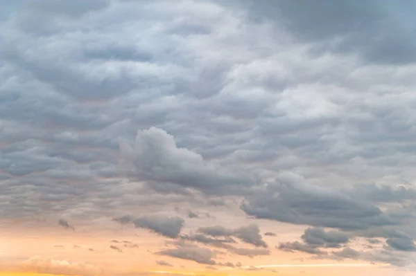 Nubes oscuras. Cielo con nubes gris plomo en la noche al atardecer de color rosa anaranjado . — Foto de Stock