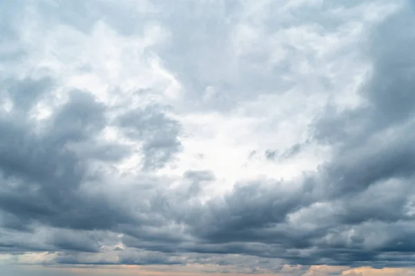 Nubes oscuras. Cielo con un montón de nubes gris plomo en la noche al atardecer . — Foto de Stock