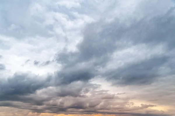 Nubes oscuras. Cielo con nubes grises de plomo al atardecer . — Foto de Stock