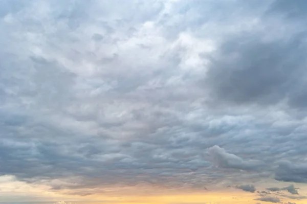 Nubes grises oscuras. Cielo con nubes de plomo en la noche al atardecer rosa anaranjado . — Foto de Stock