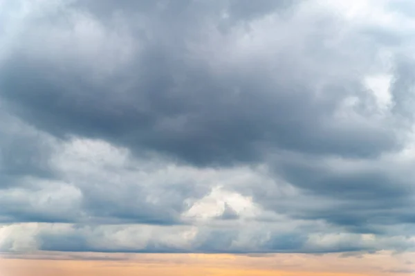 Nubes oscuras al atardecer. Nublado cielo gris lluvioso en la noche . — Foto de Stock