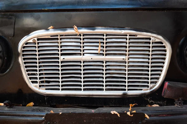 Grille de radiateur vieux bus noir avec feuilles sèches . — Photo