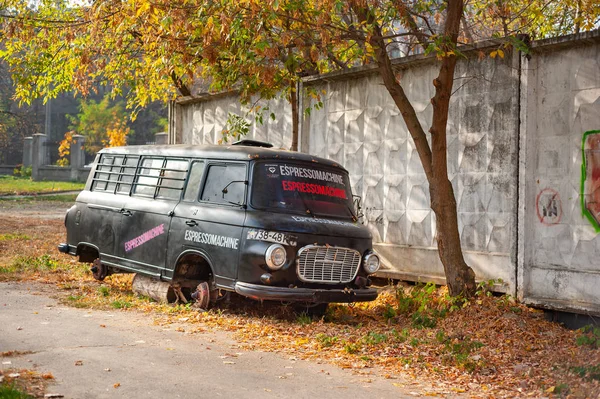 21.10.2019. kiev. Ukrainisch. alter verlassener Bus, der in ein Straßencafé umgebaut wurde, steht am Zaun. — Stockfoto
