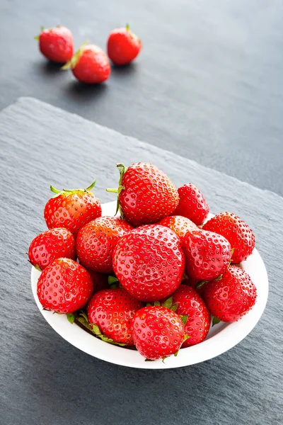 Bord Met Aardbeien Aardbeien Een Witte Plaat Een Grijze Achtergrond — Stockfoto