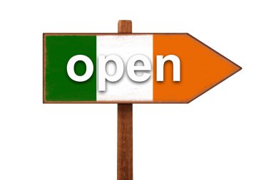 İrlanda 'daki COVID-19 koronavirüs salgını sırasında karantina sona erdi. Tabelada İrlanda bayrağını gösteren açık yazı var. Salgın ölçümleri.