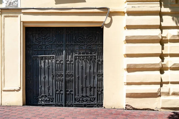 Puerta Antigua Parte Fachada Puerta Negra Metal Viejo Antigua Puerta —  Fotos de Stock