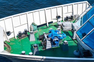 Geminin pruvası ve ekipman. Nehir eğlence teknesinin güvertesinin bir parçası. Su nehri taşımacılığı. 