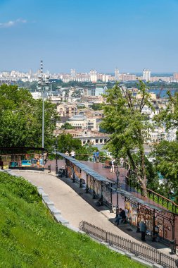 Ukrayna. Kiev. 06 / 06 / 2020. Peyzaj Geçidi ve Podil Bölgesi manzarası. Hafta sonu yürüyüşleri.