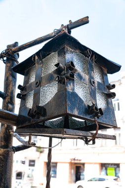 Eski fener. Sokak lambaları için eski, dövülmüş metal fener. Eski nesneler.