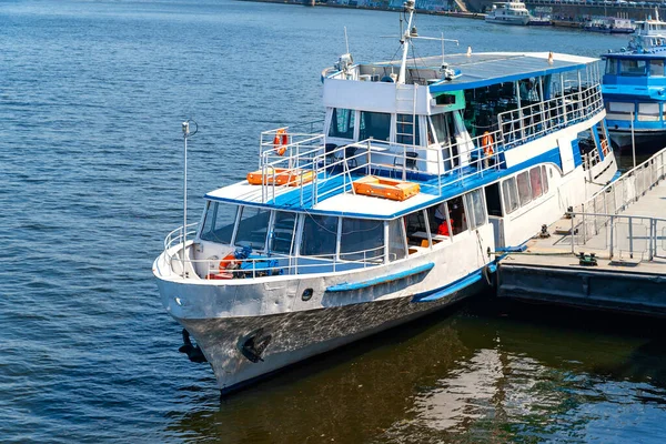 桟橋で川の船 川の喜びのボートは ポートの乗客の搭乗を待って係留された 休日や週末の散歩 — ストック写真