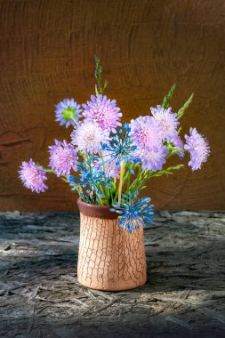 Vazoda bir buket yonca çiçeği. Yonca çiçekleri ile kırsal yaşam. Seçici yumuşak odaklanma. Doğal durgun yaşam.